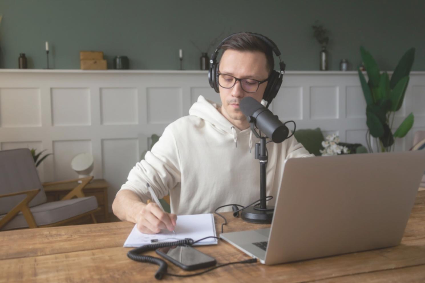 Arbeitsunterlagen und Finanzplanung auf einem Schreibtisch