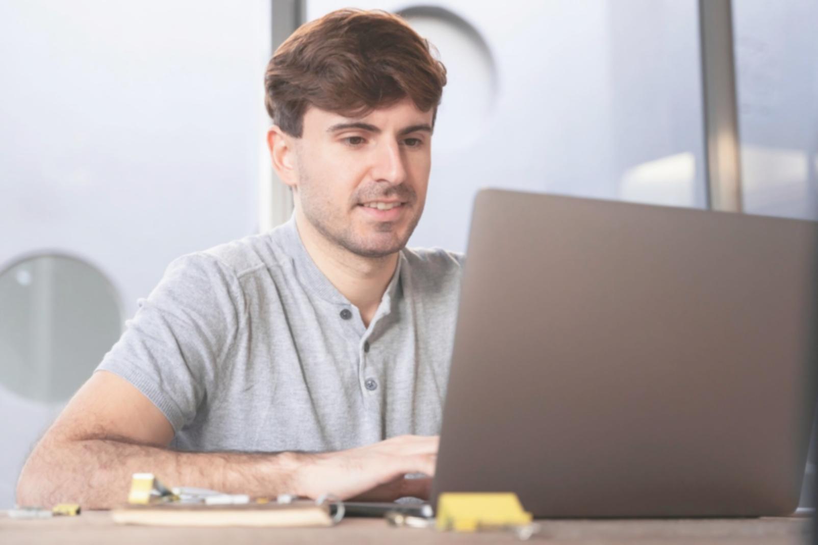 Modernes Büro mit Finanzexperten bei der Arbeit